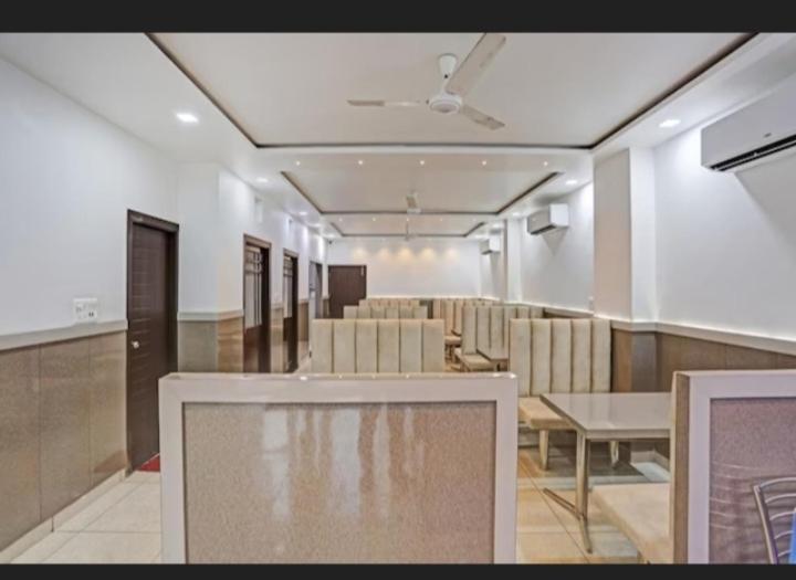 Hotel Citi Star 巴雷利 外观 照片